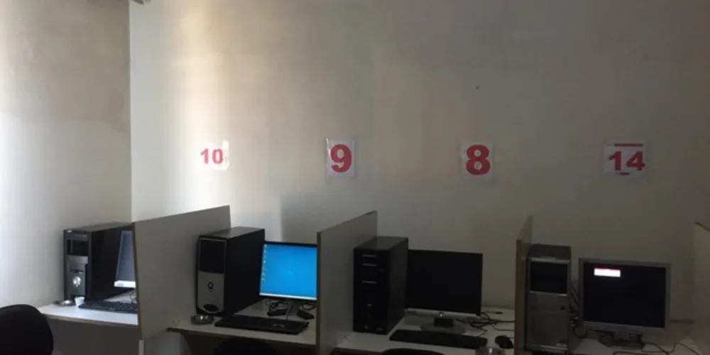 No local foram apreendidos 14 computadores, todos interligados, utilizados para a prática ilícita