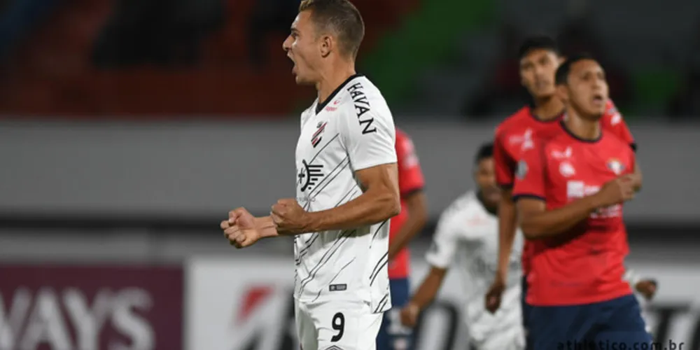 Athletico perdeu fora de casa e, mesmo assim, garantiu vaga nas oitavas