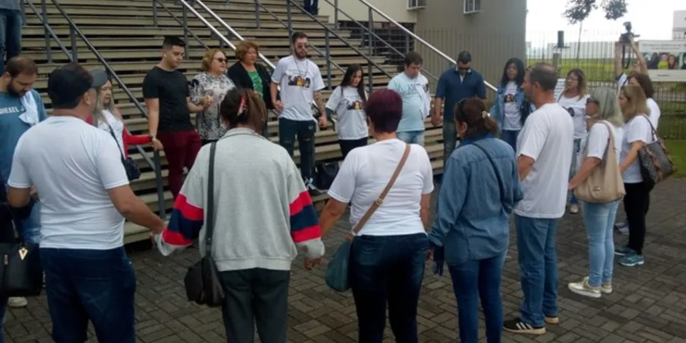 Familiares fizeram oração em frente ao Fórum antes de entrarem na sala do Tribunal do Júri
