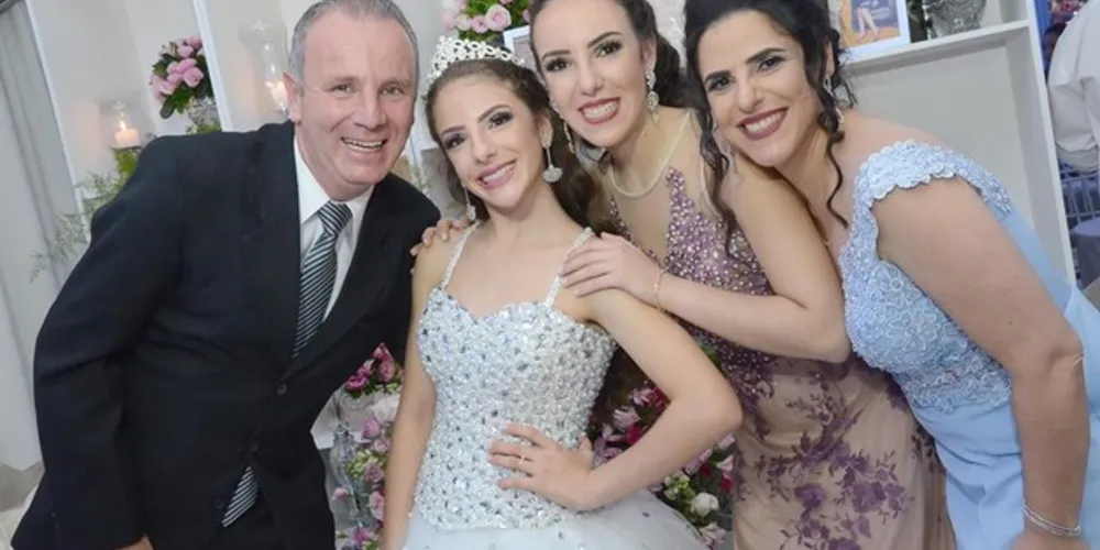 NIVER - Roberto Caruso receberá as felicitações pela troca de idade nesta sexta-feira (26). No registro especial Roberto, com sua esposa Nayara, e as filhas Camila e Renata Caruso. Da coluna RC os votos de alegrias e sucesso.