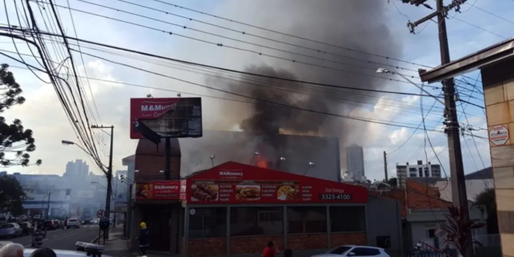 A cobertura do estabelecimento ficou destruída em sua totalidade