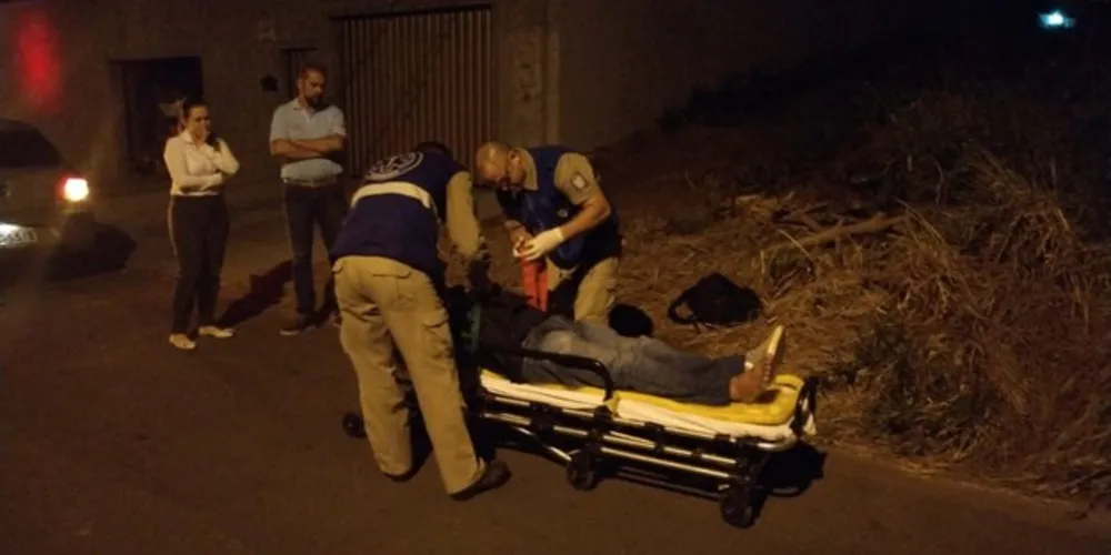 Pedestre foi levado ao hospital com suspeita de fratura no pé direito