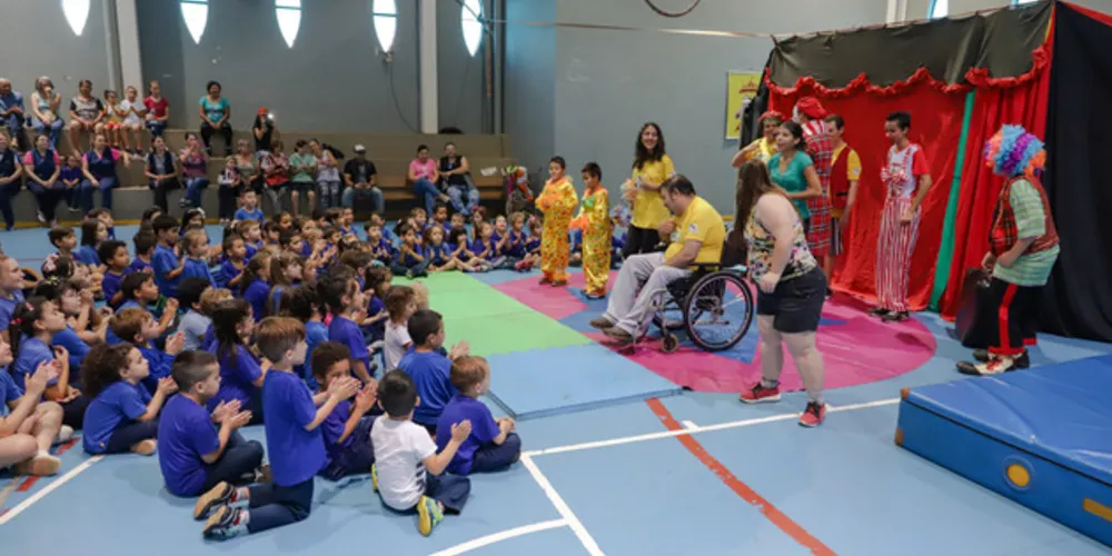 Foram exibidos shows de lira acrobática, malabarismo, equilibrismo, trapézio e teatro de palhaços