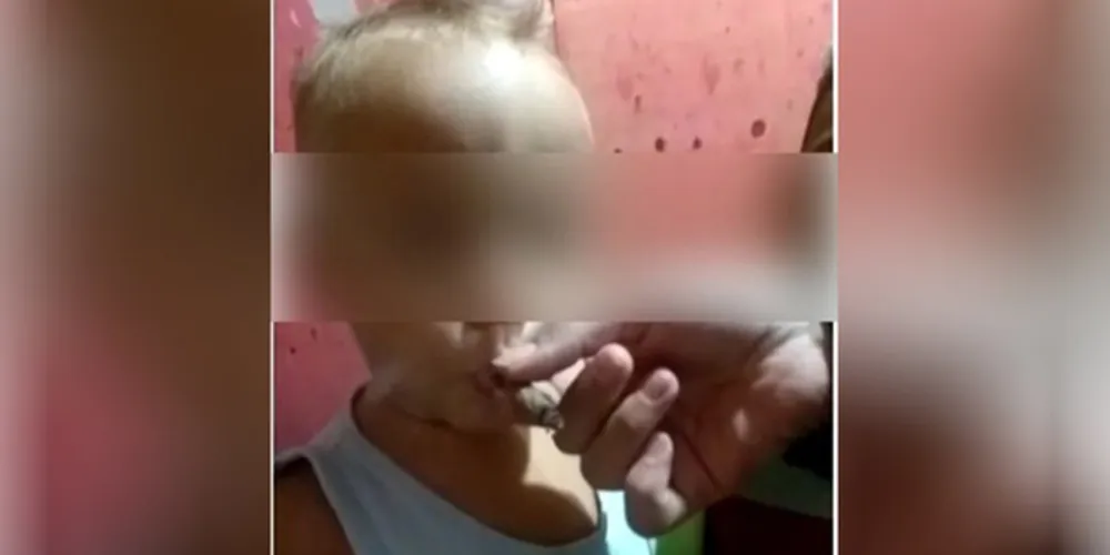 As imagens mostram a menina fumando o cigarro e, em seguida, oferecendo para a criança, chamada Miguel, de apenas 1 ano de idade.