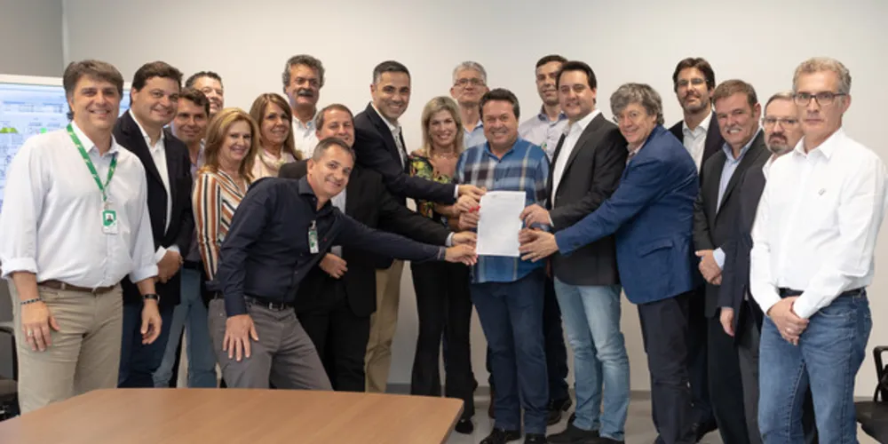 Secretário do Desenvolvimento Sustentável e Turismo, Marcio Nunes, entrega licença que permite o início das obras