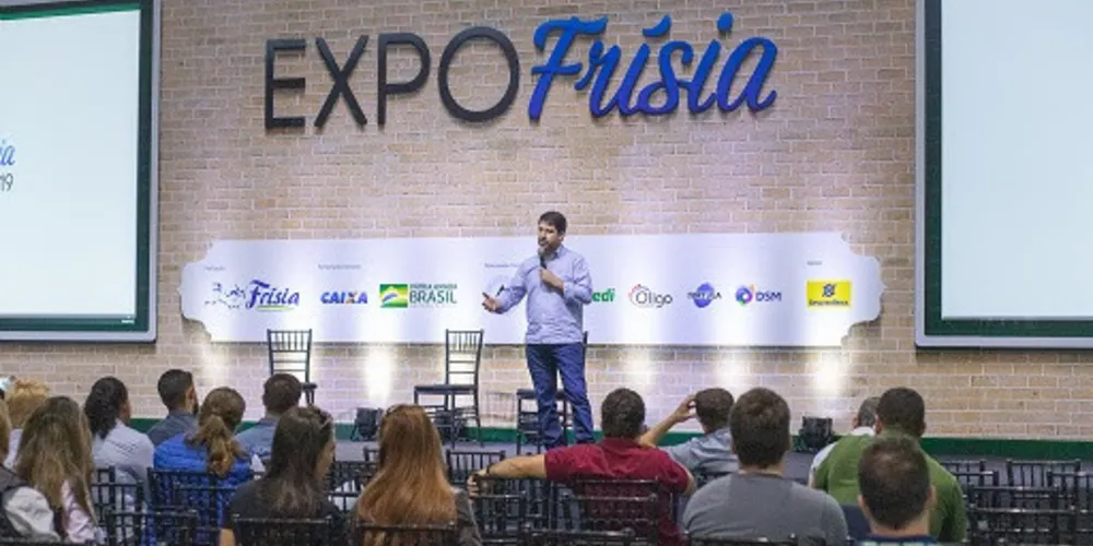 Acordo entre cooperativa e OnFarm foi oficializado na ExpoFrísia; evento teve ainda palestras sobre pecuárias leiteira e suinícola