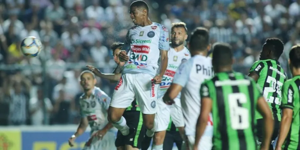 Uillian estreou bem, marcou o gol da vitória e foi um dos destaques da partida