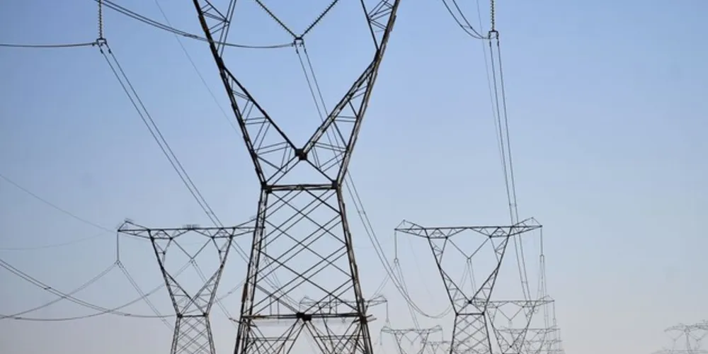 Na bandeira tarifária, há o acréscimo de R$ 1 a cada 100 kWh consumidos
