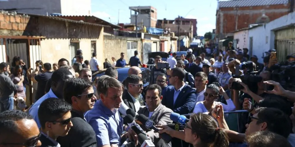 Presidente conversou com a imprensa após visita em casa de estudante no Distrito Federal