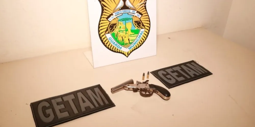 Arma de fogo calibre .22 com duas munições intactas em posse de um .dos suspeito