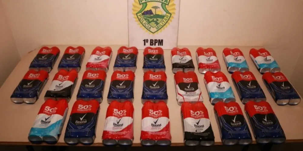 Mulher se dirigiu ao caixa, pagou apenas por uma garrafa d'água e tentou sair do estabelecimento com os produtos escondidos em uma mochila