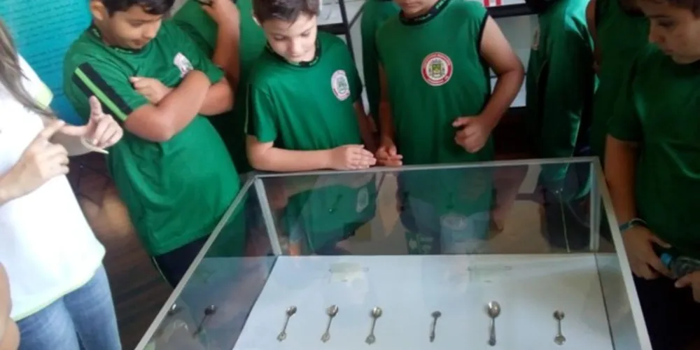 Imagem ilustrativa da imagem Alunos conhecem exposição de colheres em Jaguariaíva