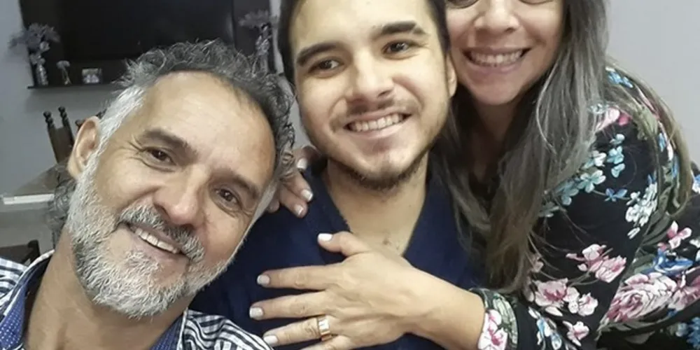 Filho do vereador João Florenal da Silva e de Andreia de Fátima da Silva, André já tinha sido internado há alguns meses e até mesmo uma grande campanha de doação de sangue foi organizada para auxiliar no tratamento do jovem