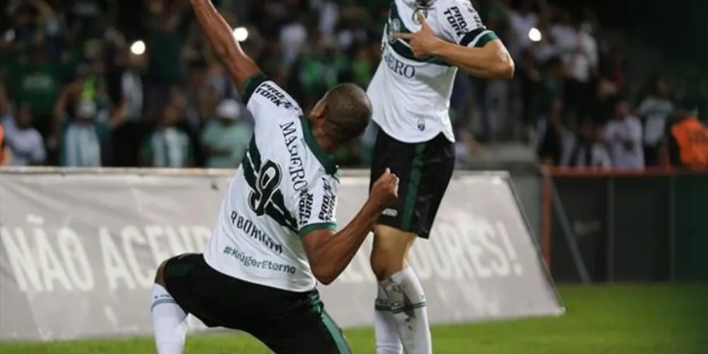 Vitória do Coxa na estreia foi marcada por homenagens a Dirceu Krüger