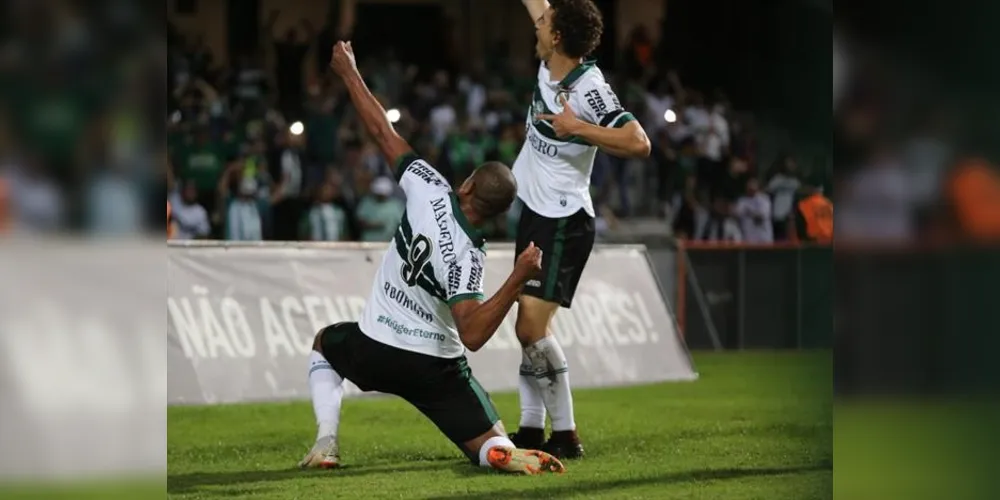 Vitória do Coxa na estreia foi marcada por homenagens a Dirceu Krüger