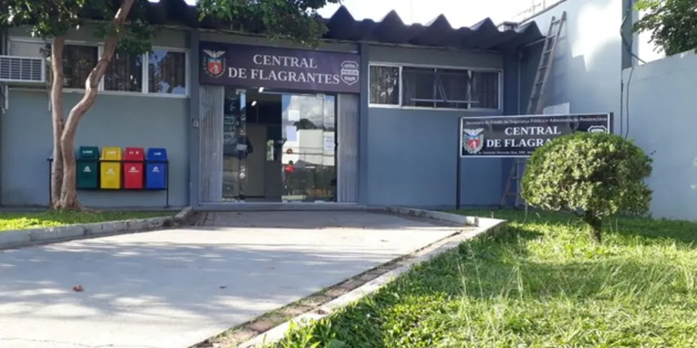  Fingindo estar armado, ele conseguiu embolsar R$ 0,65 que estavam nos bolsos da mulher