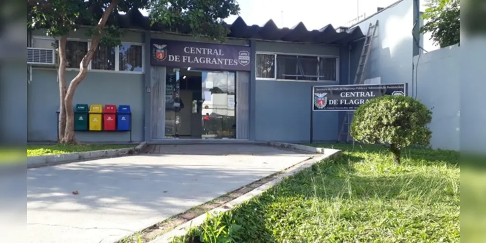  Fingindo estar armado, ele conseguiu embolsar R$ 0,65 que estavam nos bolsos da mulher