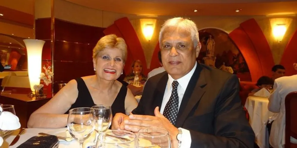 CELEBRAÇÃO- O radialista Nilson de Oliveira brinda a vida ao lado dos filhos e netos, nesta quarta-feira (1) a passagem de seu aniversário. Nilson que tem uma trajetória admirável no radio local, tendo um dos programas lideres de audiência. No registro especial Nilson ao lado de sua esposa, Maria Luiza Oliveira. Da coluna RC os votos de saúde e prosperidade. 