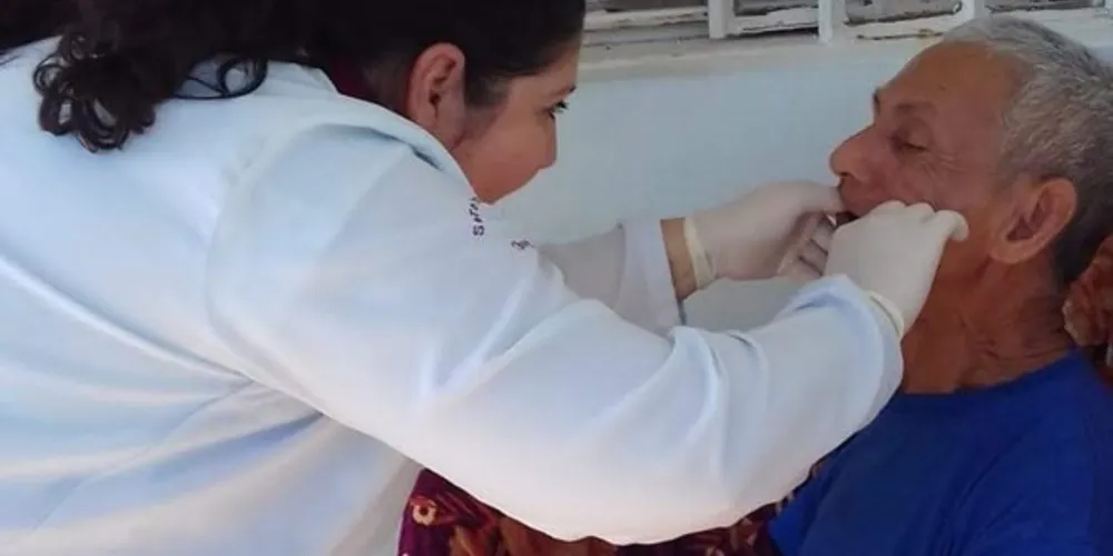 Dentista da Prefeitura visitou os idosos da Casa Nosso Sossego e conferiu como está a saúde bucal deles