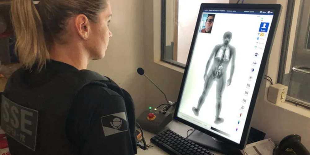 Detecta materiais metálicos e não metálicos que estiverem nas roupas, na superfície ou interior do corpo dos visitantes