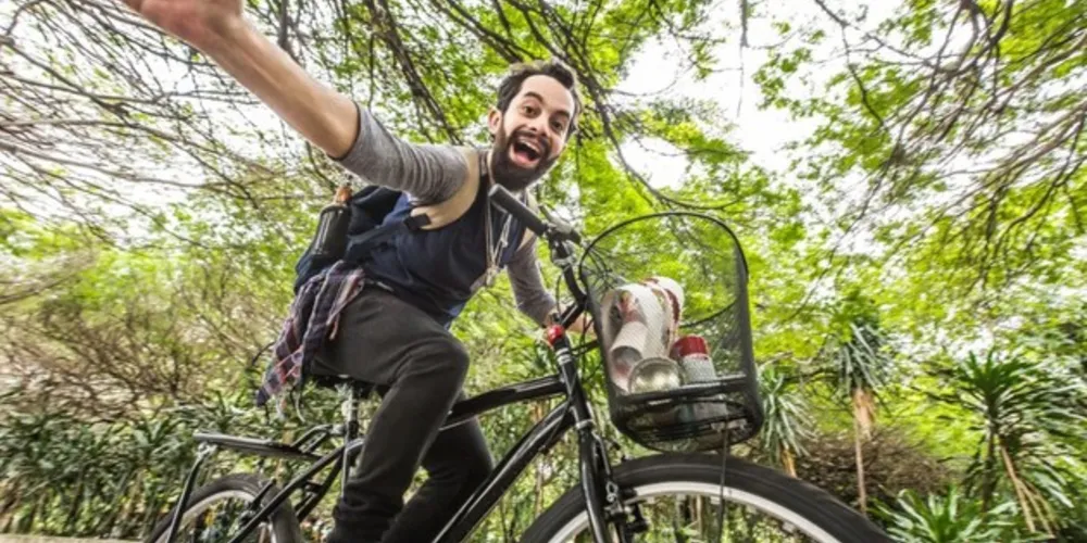 Cadu Cinelli irá realizar contação de histórias enquanto ele e a plateia passeiam a pé, de bicicleta ou de skate