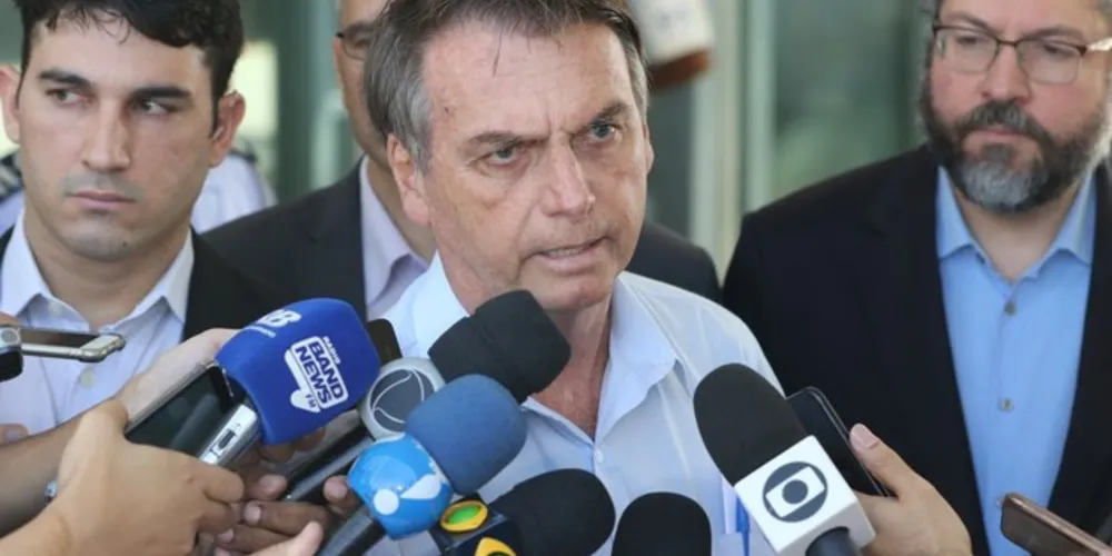 Jair Bolsonaro fala à imprensa sobre a crise na Venezuela
