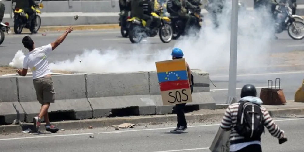Manifestação contra o governo de Nicolás Maduro, e para comemorar o Dia Primeiro de Maio, em Caracas. 