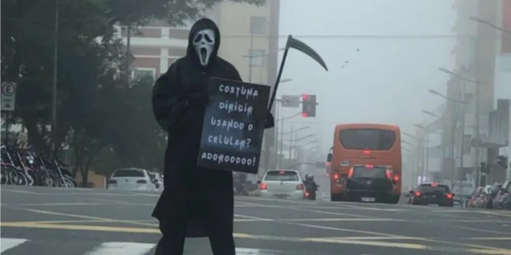 A assustadora criatura, vestida toda de preta e com a foice, participa da Campanha Maio Amarelo 