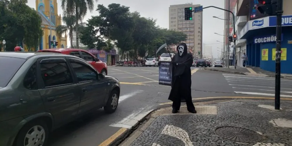 Para marcar as ações alusivas ao Maio Amarelo a empresa usou o personagem da morte