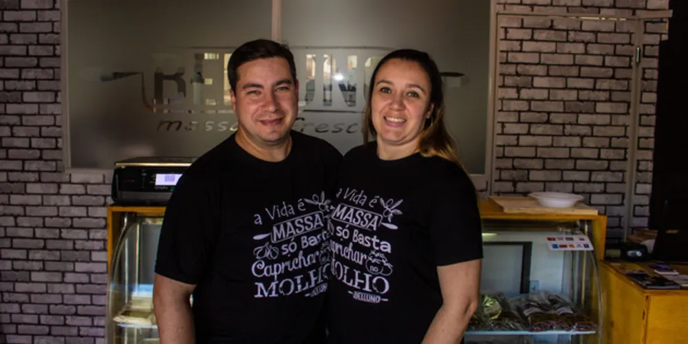 FELICITAÇÕES - Roger Pius reserva a sexta-feira (3), para brindar a chegada de seu aniversário. No registro, Roger e sua esposa Thais Pius, que juntos estão no comando da Belluno Massas, que vem cada dia mais conquistando fieis clientes pela sua qualidade, praticidade e bom preço. Da coluna RC os votos de sucesso e felicidades.