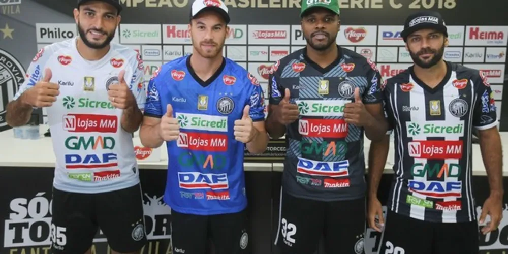 O goleiro André Luiz, o lateral esquerdo Julinho, o volante Revson e o meia Marcelo foram apresentados nesta quinta-feira