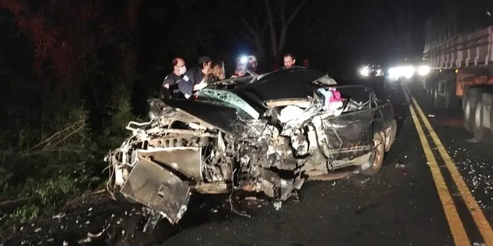 O acidente envolveu um Corola, placas de Capanema,  uma camionete SUV, placas de Realeza, e um caminhão com placas de Francisco Beltrão.