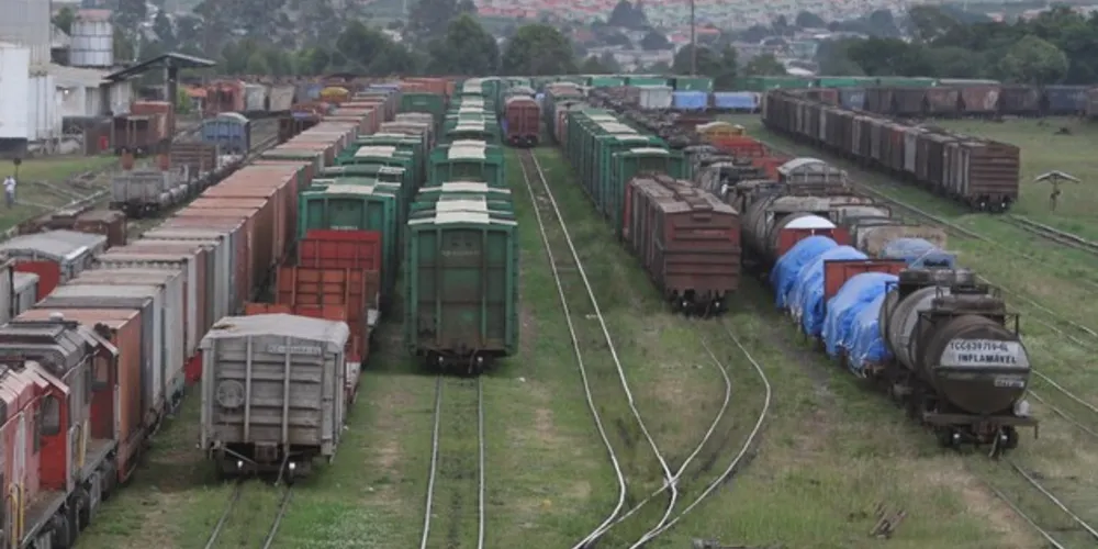 Parte das exportações de Ponta Grossa, especialmente de soja 
e derivados, são transportadas por trens até Paranaguá