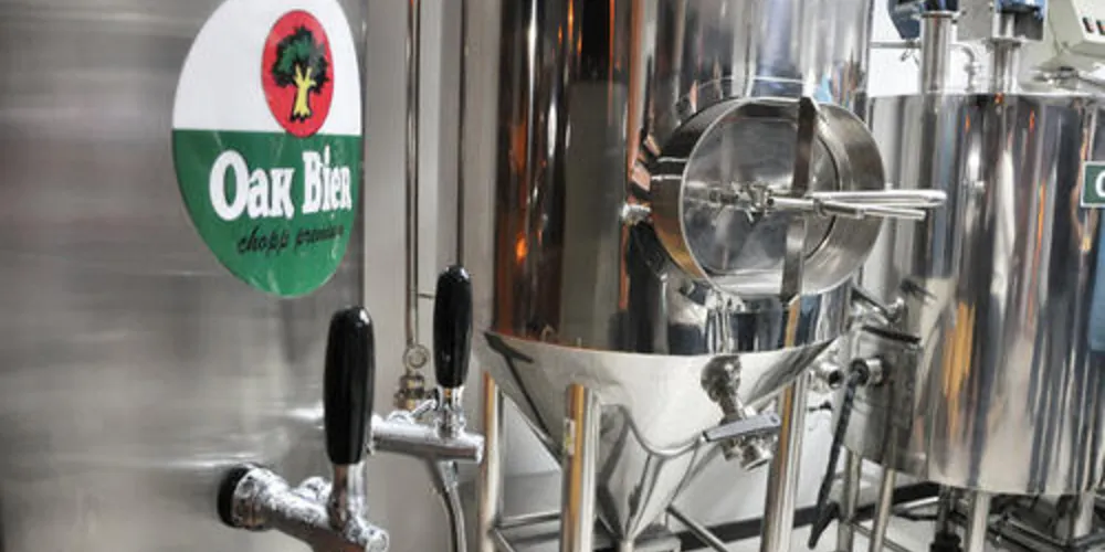 A compra de insumos para a produção da cerveja artesanal é realizada, na maioria das vezes, com 36,19% de fornecedores de outros Estados, 34,28% importados, 24,76% adquirem no Paraná e apenas 4,76%, regionalmente.