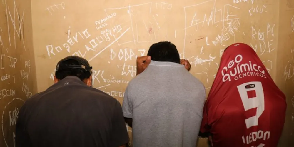 Prisão ocorreu logo após o crime; Suspeitos foram levado para a 13ª Subdivisão Policial