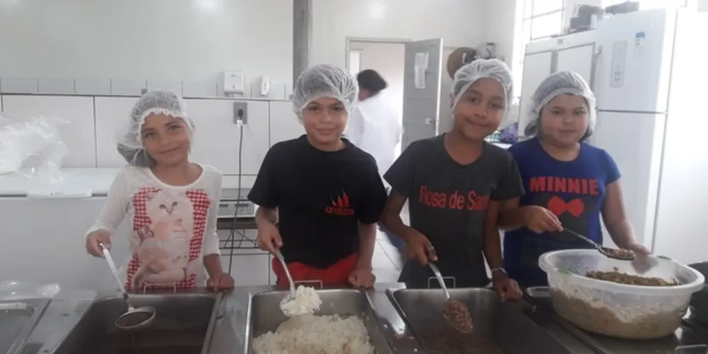 Imagem ilustrativa da imagem Alunos de Castro auxiliam merendeiras durante o almoço