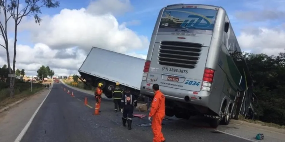 Motoristas dos dois veículos morreram na colisão, que ainda deixou dez feridos
