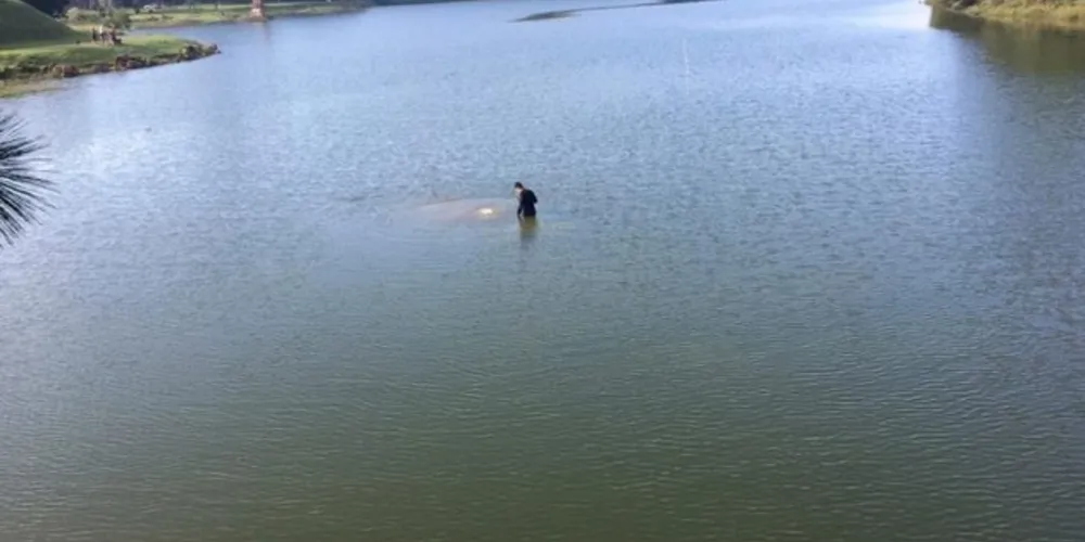 Polícia acredita que o carro foi jogado no lago após ter o pneu furado durante a fuga dos assaltantes