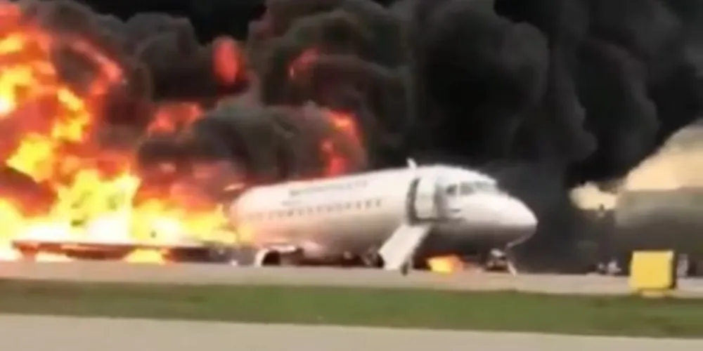 As imagens divulgadas pela internet mostravam o avião em chamas e a grande nuvem de fumaça
