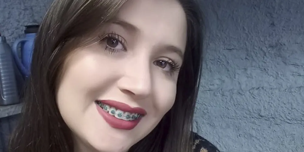 Jovem foi atingida por golpes de barra de ferro e, em seguida, foi atropelada várias vezes