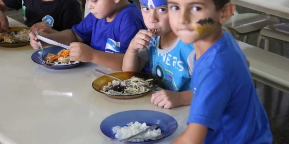 Alunos da Escola Municipal Heitor Ditzel, de Ponta Grossa. 