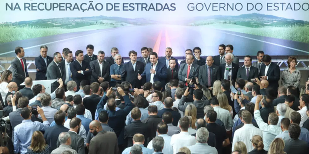 Estão previstas obras em 9,8 mil quilômetros, em todas as regiões do Paraná. É o maior conjunto de obras feito com recursos próprios do Estado