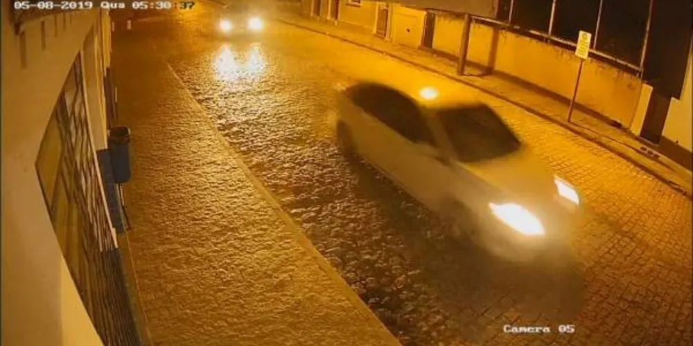 Carros usados na fuga foram abandonados pelos criminosos pouco depois do crime