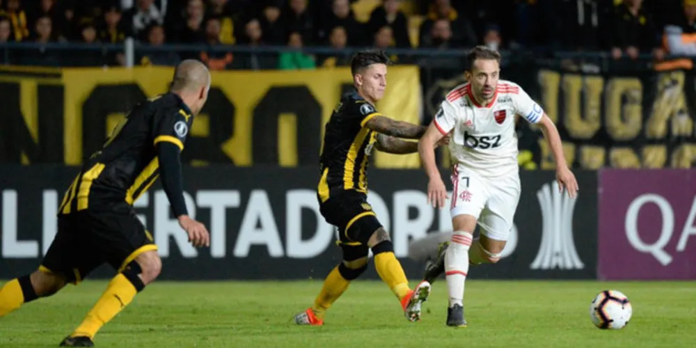Everton Ribeiro foi um dos destaques do Flamengo no Uruguai