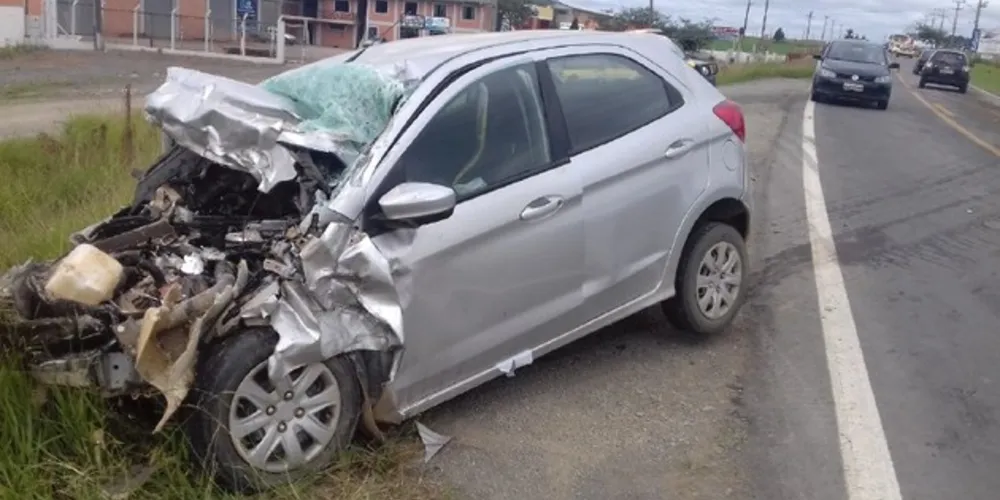 Motorista do automóvel ficou gravemente ferido e foi levado ao HBJ, em Ponta Grossa