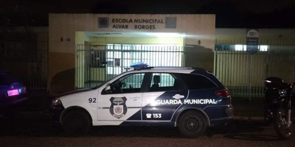 De acordo com relatos das vítimas, três homens armados teriam pulado o muro da escola, rendido alunos, professores e funcionários, fazendo um arrastão.