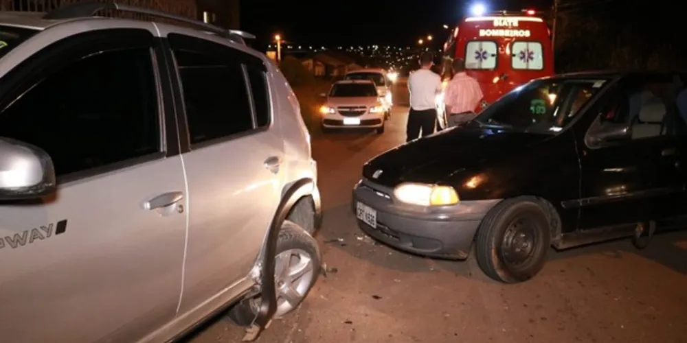 Vítima passou mal ao volante e bateu na traseira de carro estacionado