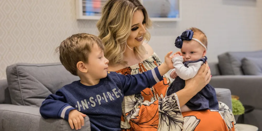 Ana Leticia Antunes e seus filhos Pedro Arcangelo e Analice Arcangelo