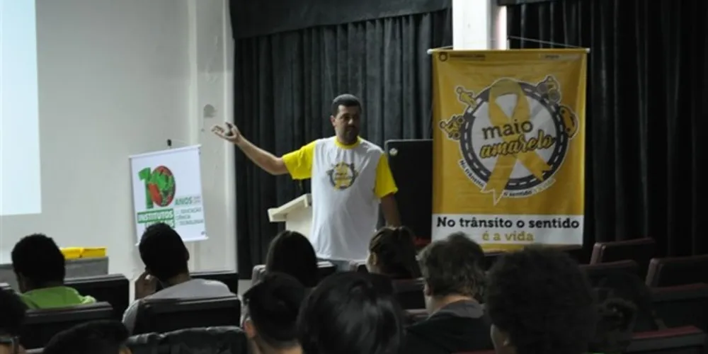  Polícia Militar aborda sobre o Maio Amarelo aos alunos do IFPR
