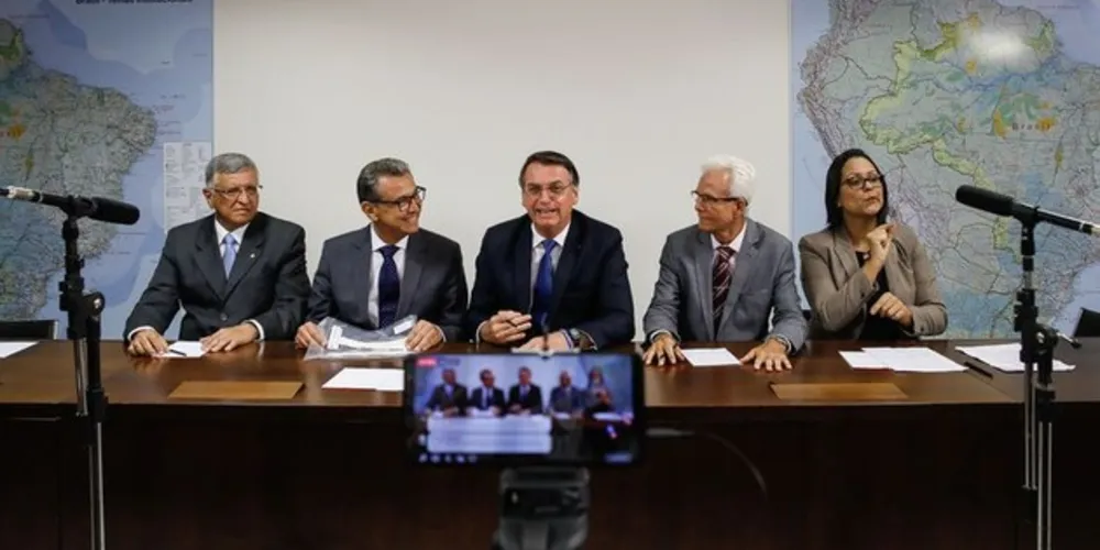 O presidente Jair Bolsonaro faz transmissão ao vivo para redes sociais ao lado dos médicos Odorico Moraes, Marcelo Borges e Edmar Maciel, e da intérprete de libras, Elizângela. 